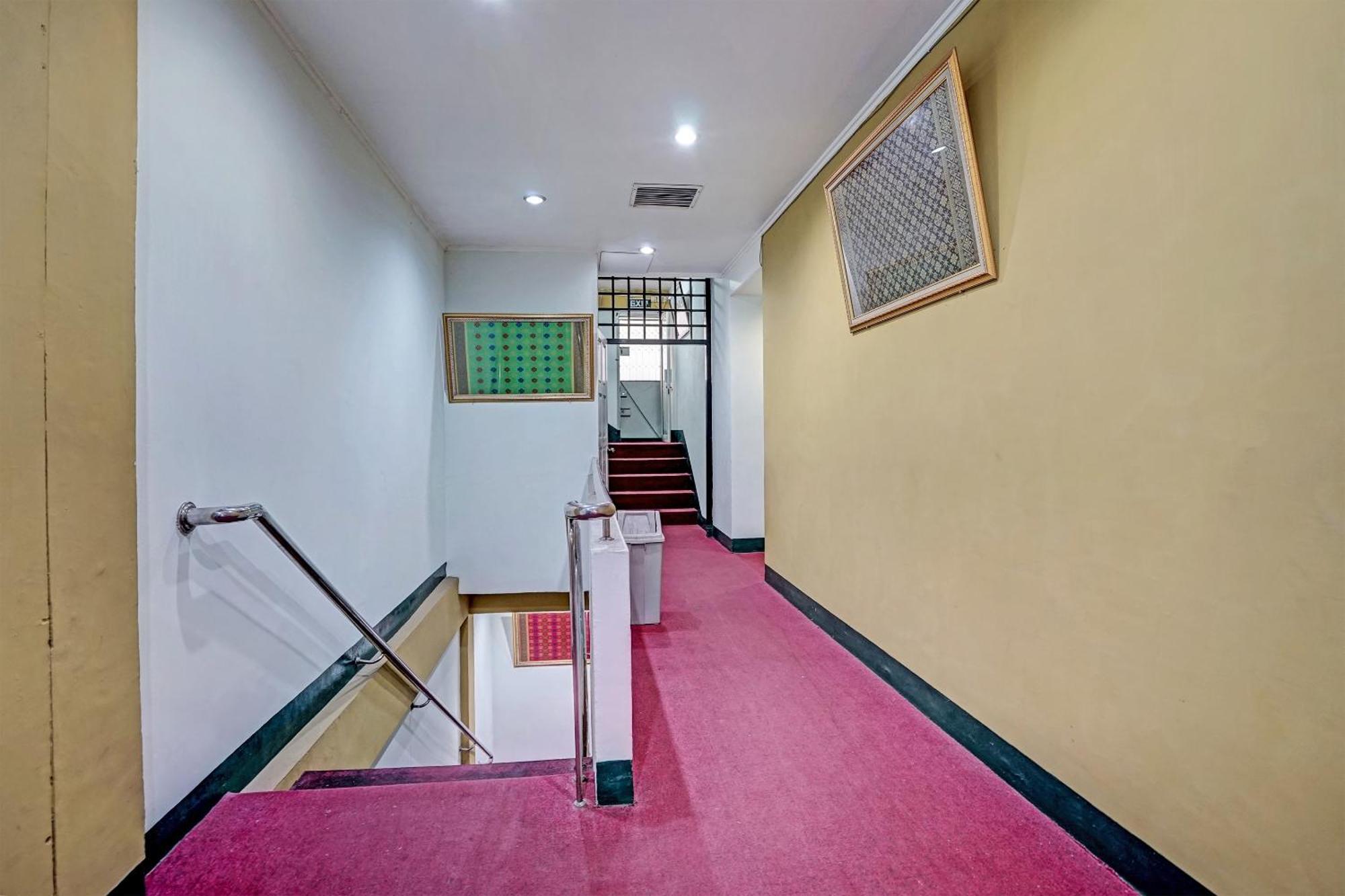 Super Oyo 91805 Hotel Wisma Bari 巨港 外观 照片