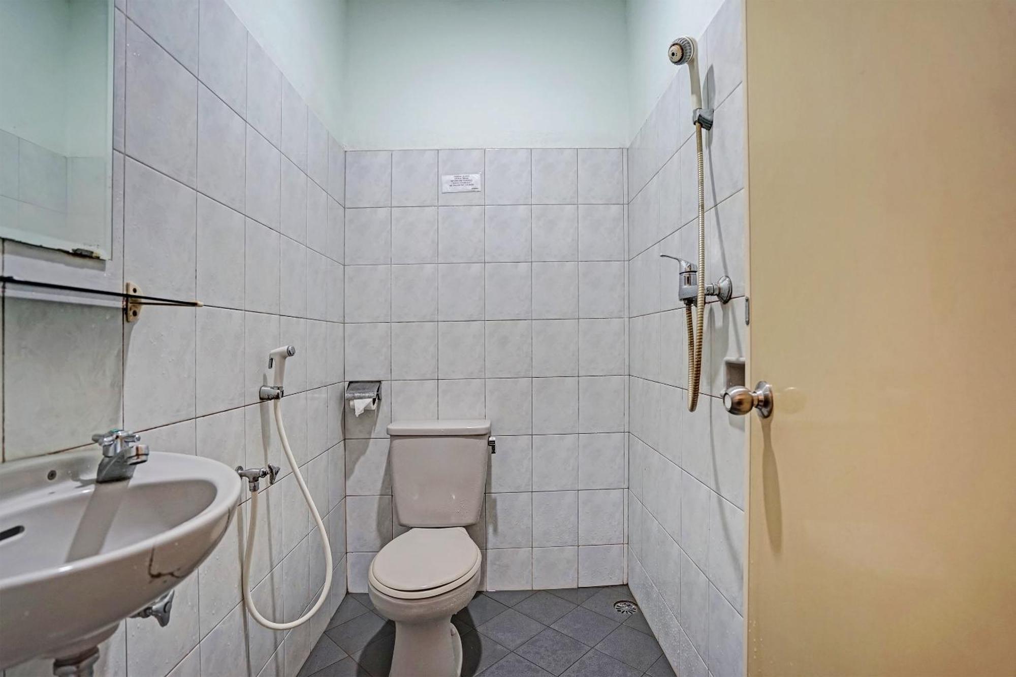 Super Oyo 91805 Hotel Wisma Bari 巨港 外观 照片